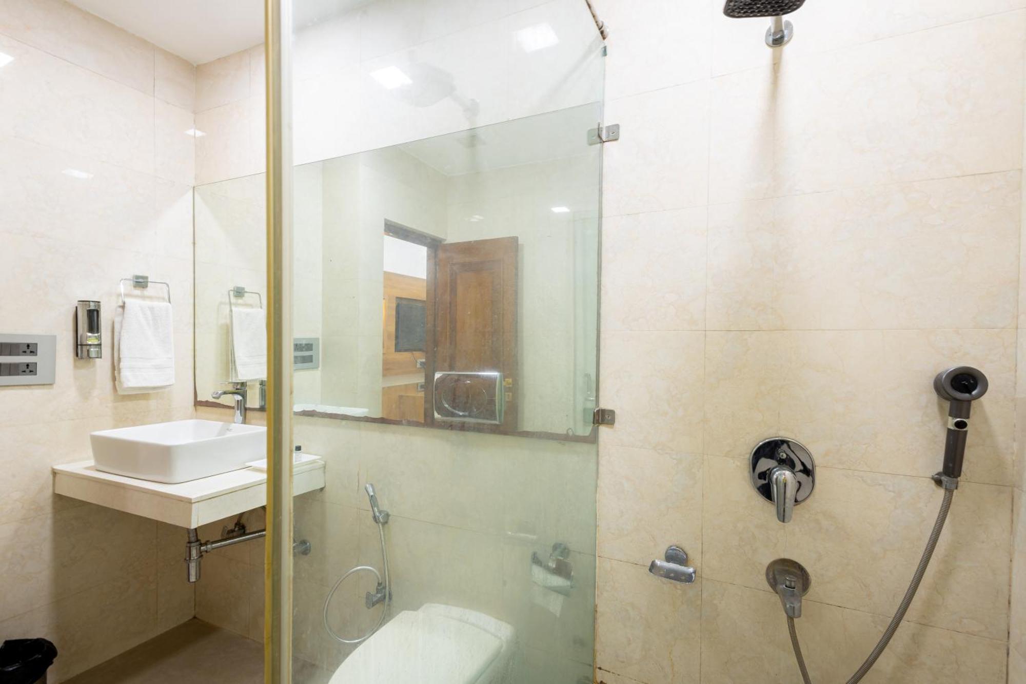 Hotel Panickers Residency - Ajmal Khan Market Near Karol Bagh Metro Delhi  Buitenkant foto