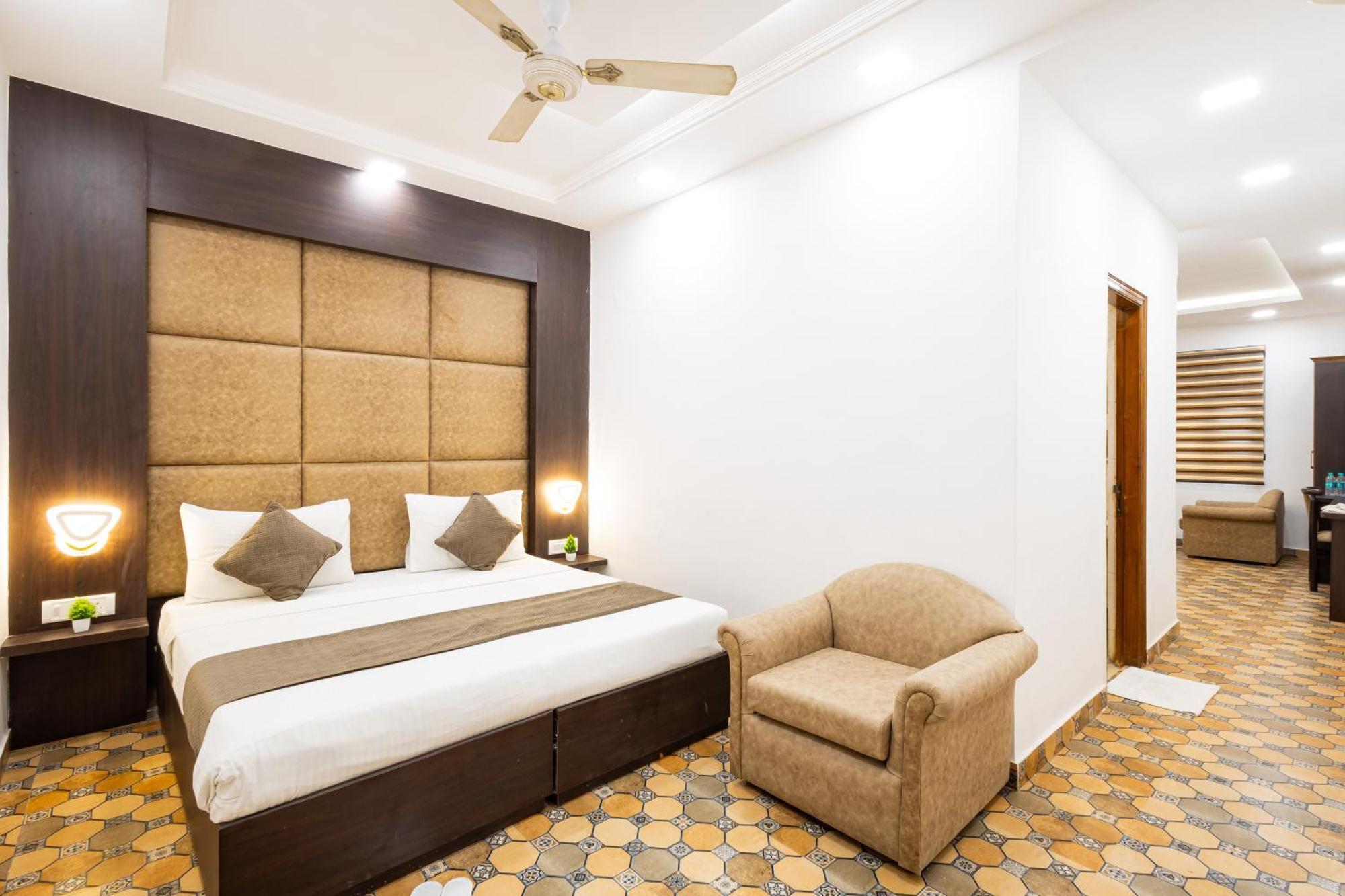 Hotel Panickers Residency - Ajmal Khan Market Near Karol Bagh Metro Delhi  Buitenkant foto
