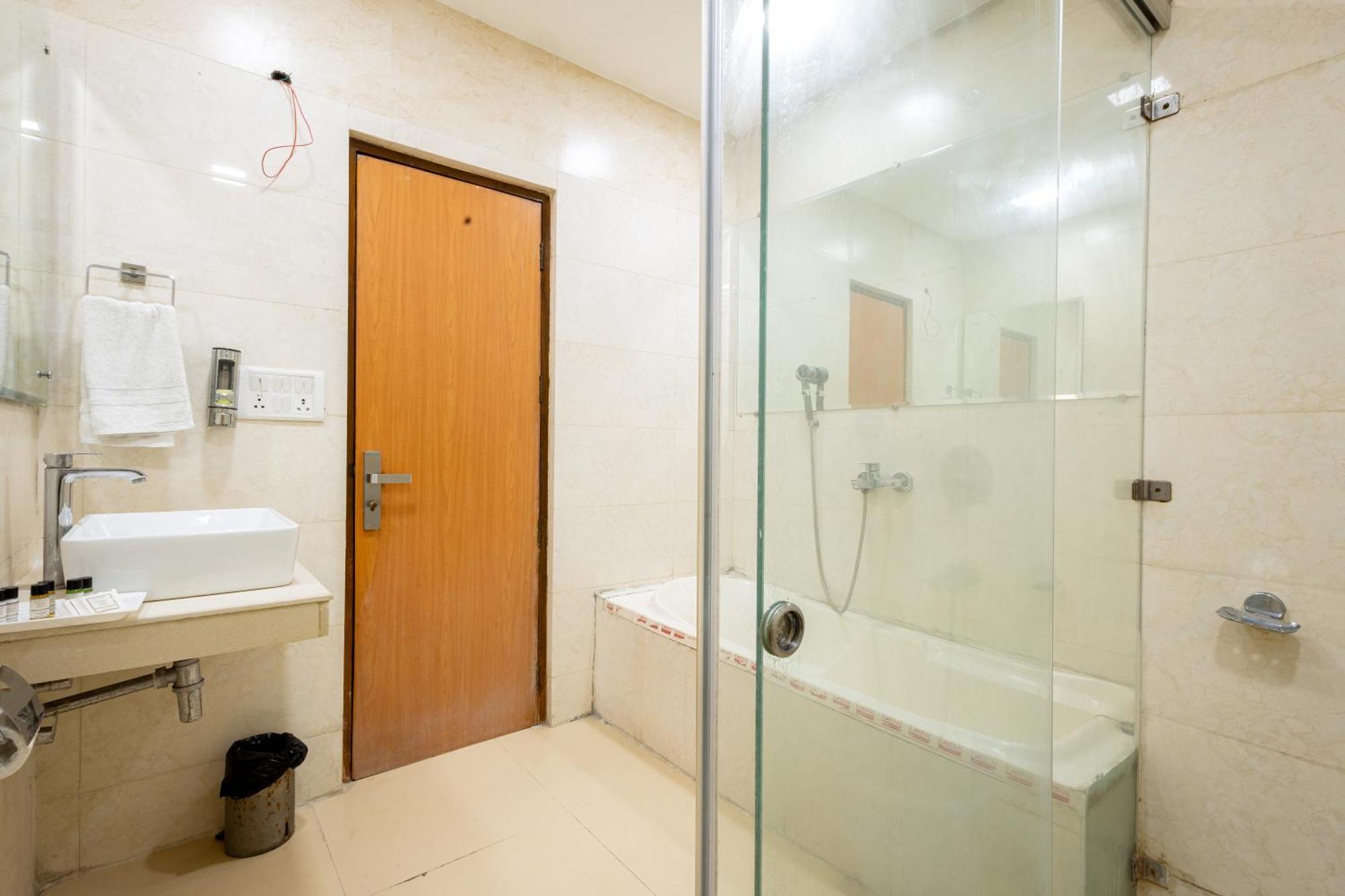 Hotel Panickers Residency - Ajmal Khan Market Near Karol Bagh Metro Delhi  Buitenkant foto